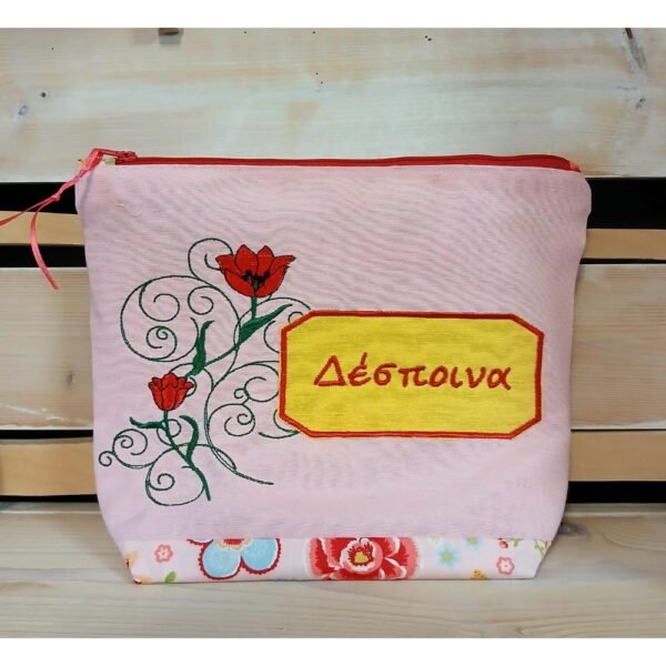 Προσωποποιημένο νεσεσέρ με κεντημένο όνομα & λουλούδια – Ροζ