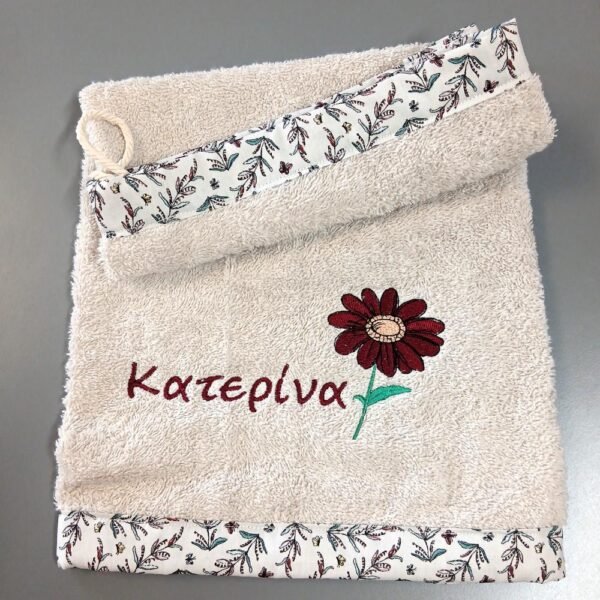 Πετσέτα με κεντημένο όνομα & λουλούδι – Εκρού με φλοράλ φάσα