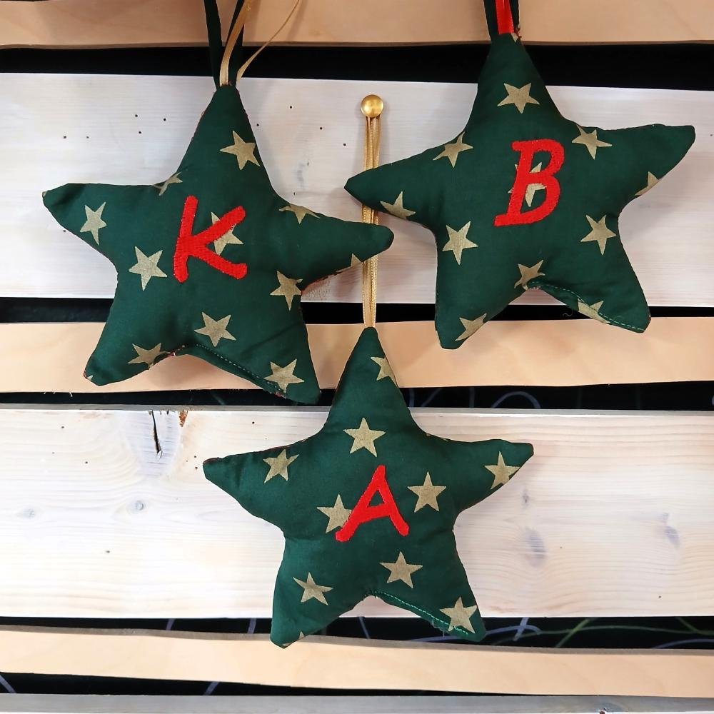 Πράσινο αστέρι με κόκκινο μονόγραμμα