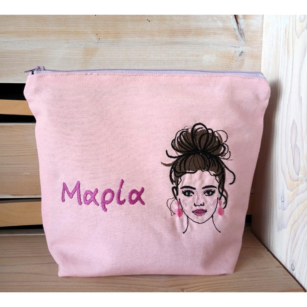 Χειροποίητο Νεσεσέρ με Κέντημα & Όνομα – Ροζ Γυναικεία Φιγούρα