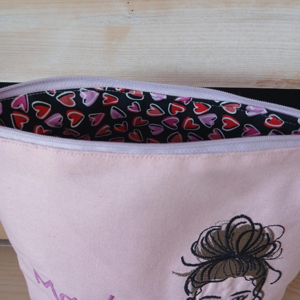 Χειροποίητο Νεσεσέρ με Κέντημα & Όνομα – Ροζ Γυναικεία Φιγούρα - Image 2